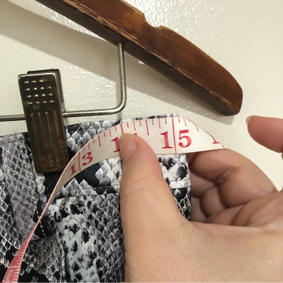 Beautiful Snake Print front zip up with metal ring side pocket Mini Skirt size L - Picture 10 of 13